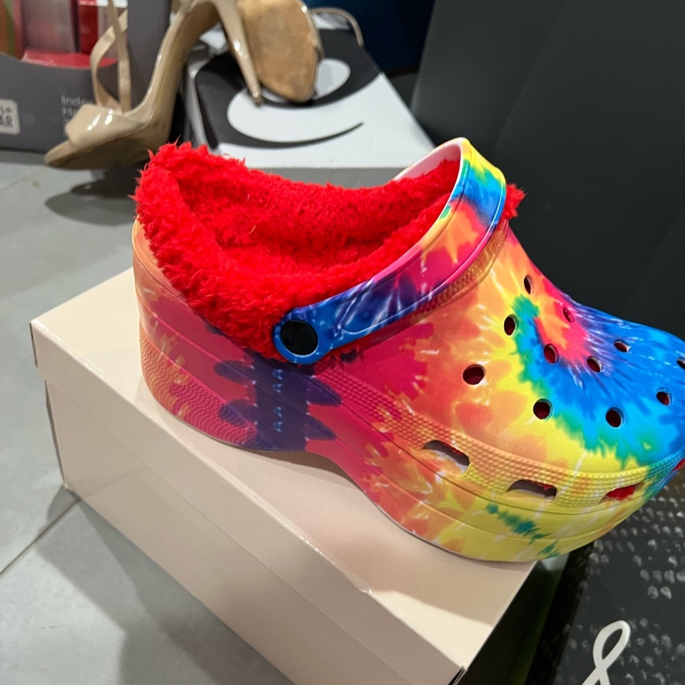 Platform insulated croc like shoe